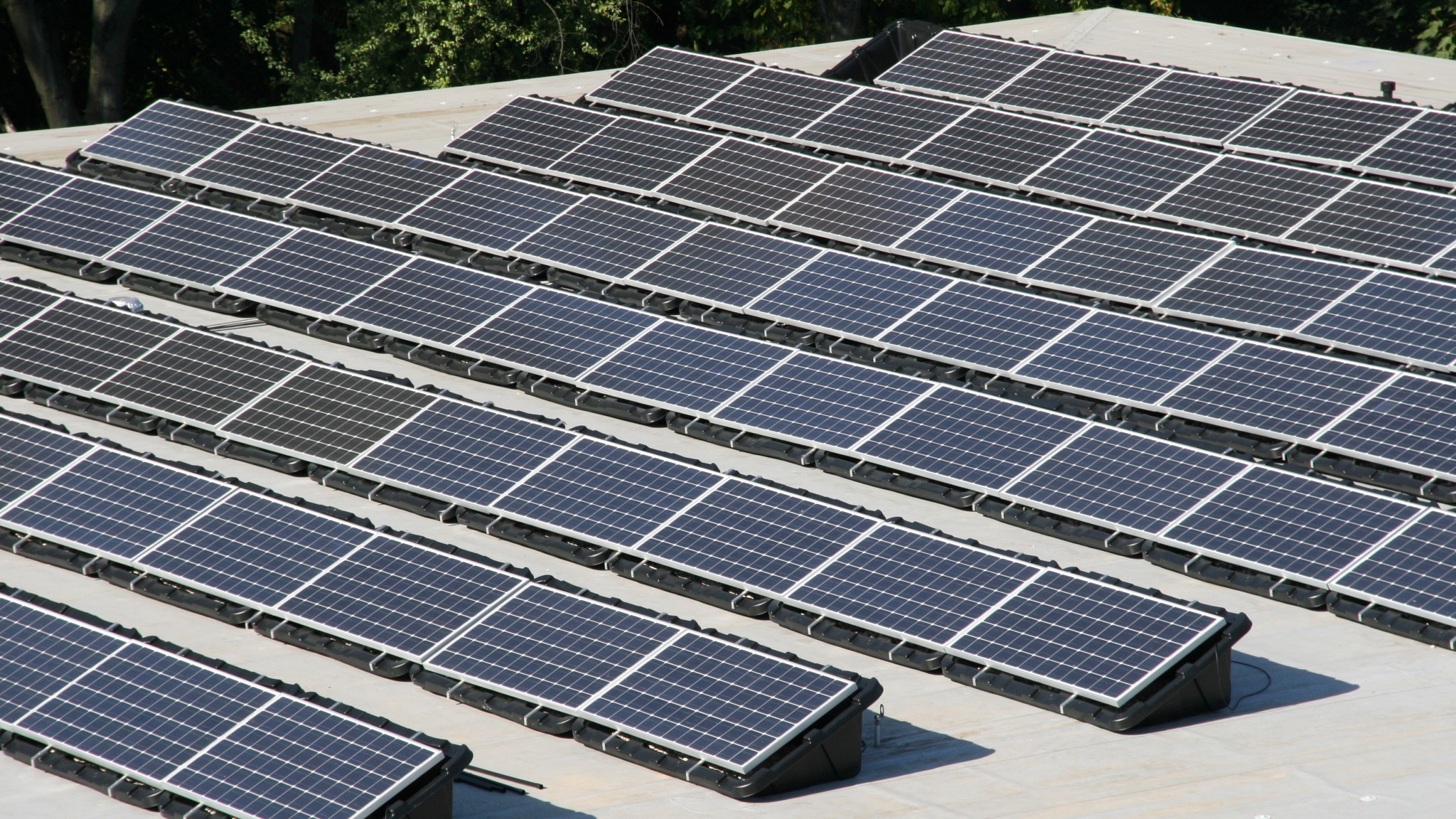 Photovoltaik-Anlage auf dem Dach einer Feuerwache | © BKRZ GmbH & Co. KG
