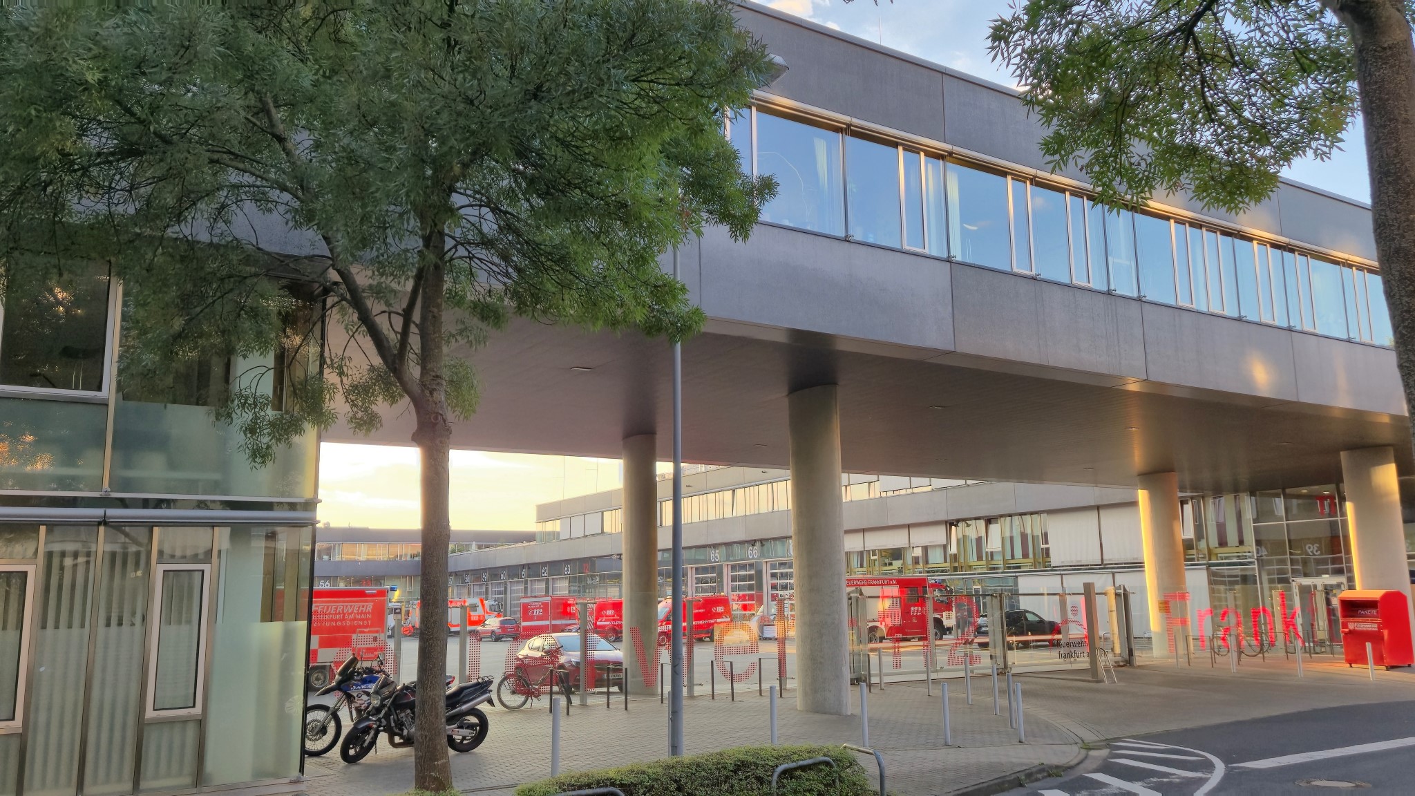 Brandschutz-, Katastrophenschutz- und Rettungsdienstzentrum (BKRZ) Frankfurt a.M. | Einfahrt | Foto © BKRZ GmbH & Co. KG