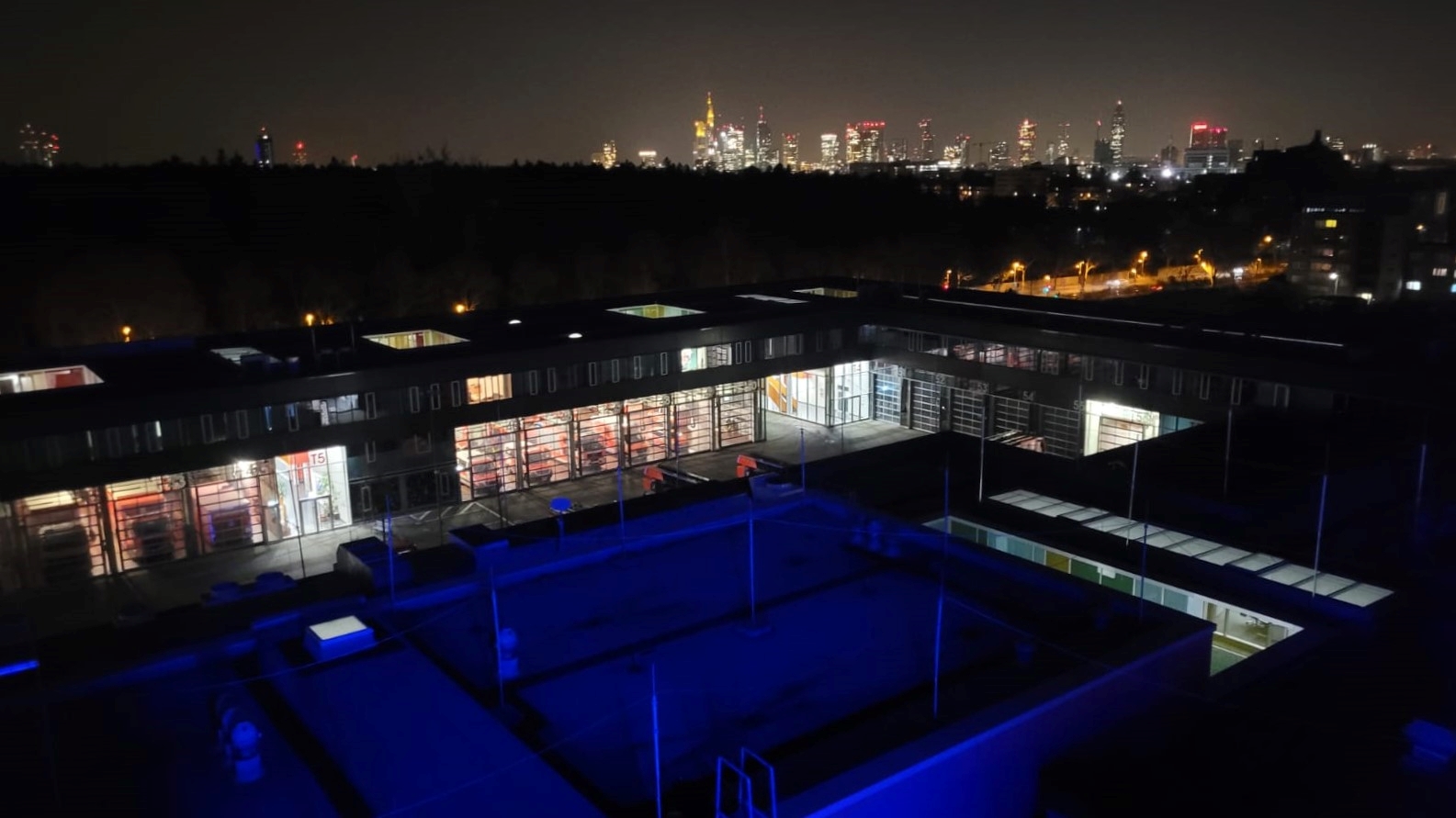 BKRZ bei Nacht mit Skyline | Foto © BKRZ GmbH & Co. KG