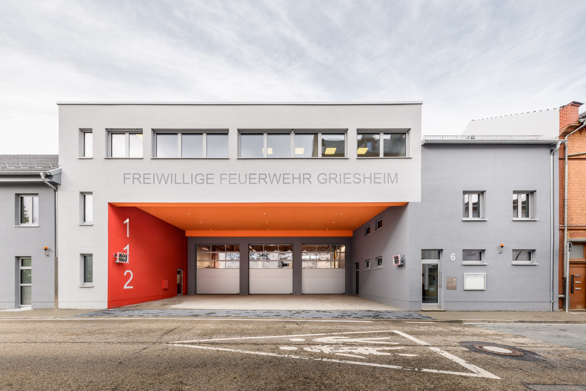 Neues Feuerwehrhaus der FF Griesheim (2025) | © Dietmar Moos // architektur + planung + bauleitung | Foto © Moritz Bernoully Neues Feuerwehrhaus der FF Griesheim (2025) | © Dietmar Moos // architektur + planung + bauleitung | Foto © Moritz Bernoully