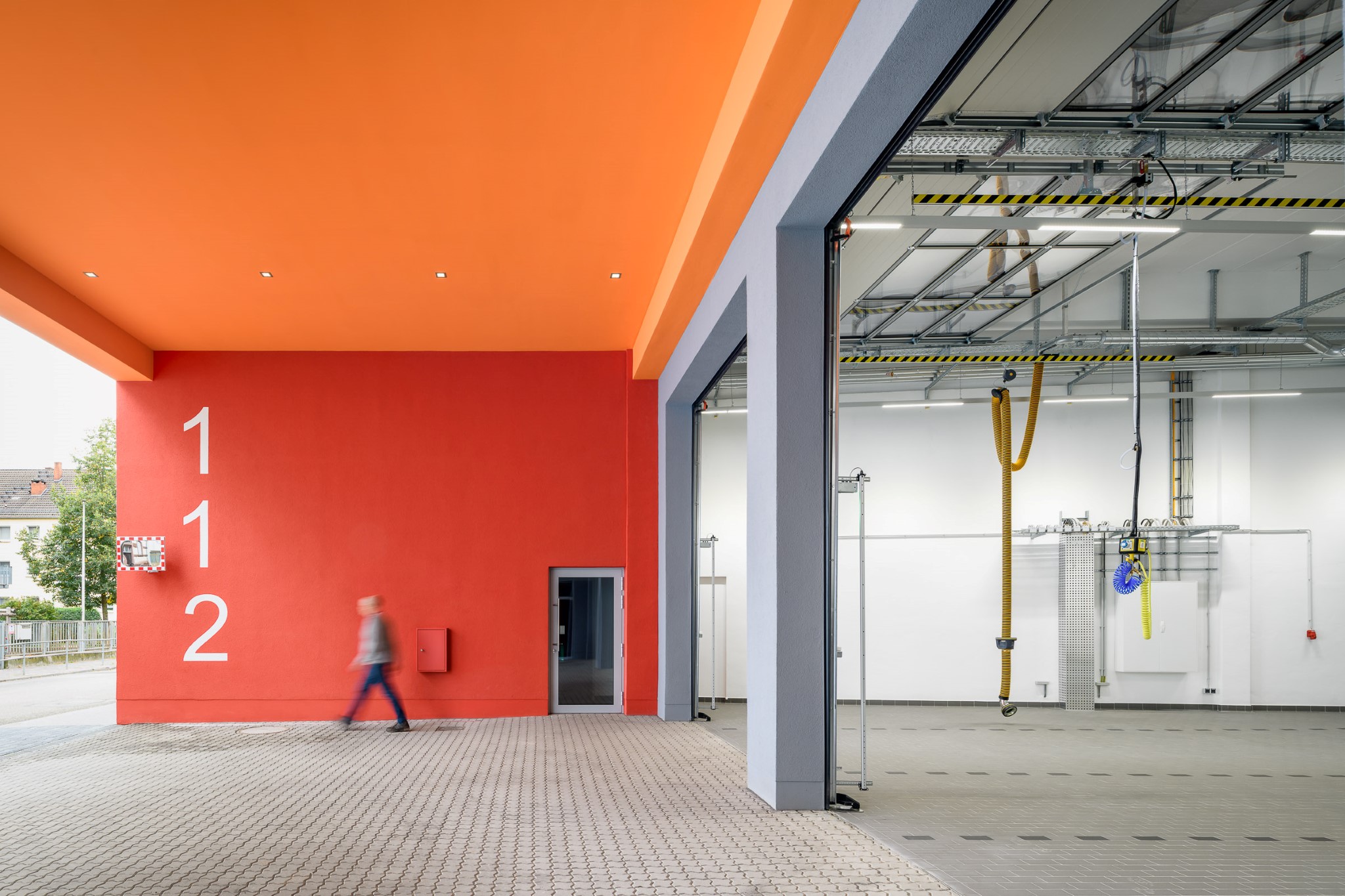 Neues Feuerwehrhauses der FF Griesheim | Ausfahrt Fahrzeughalle | Foto © Moritz Bernoully
