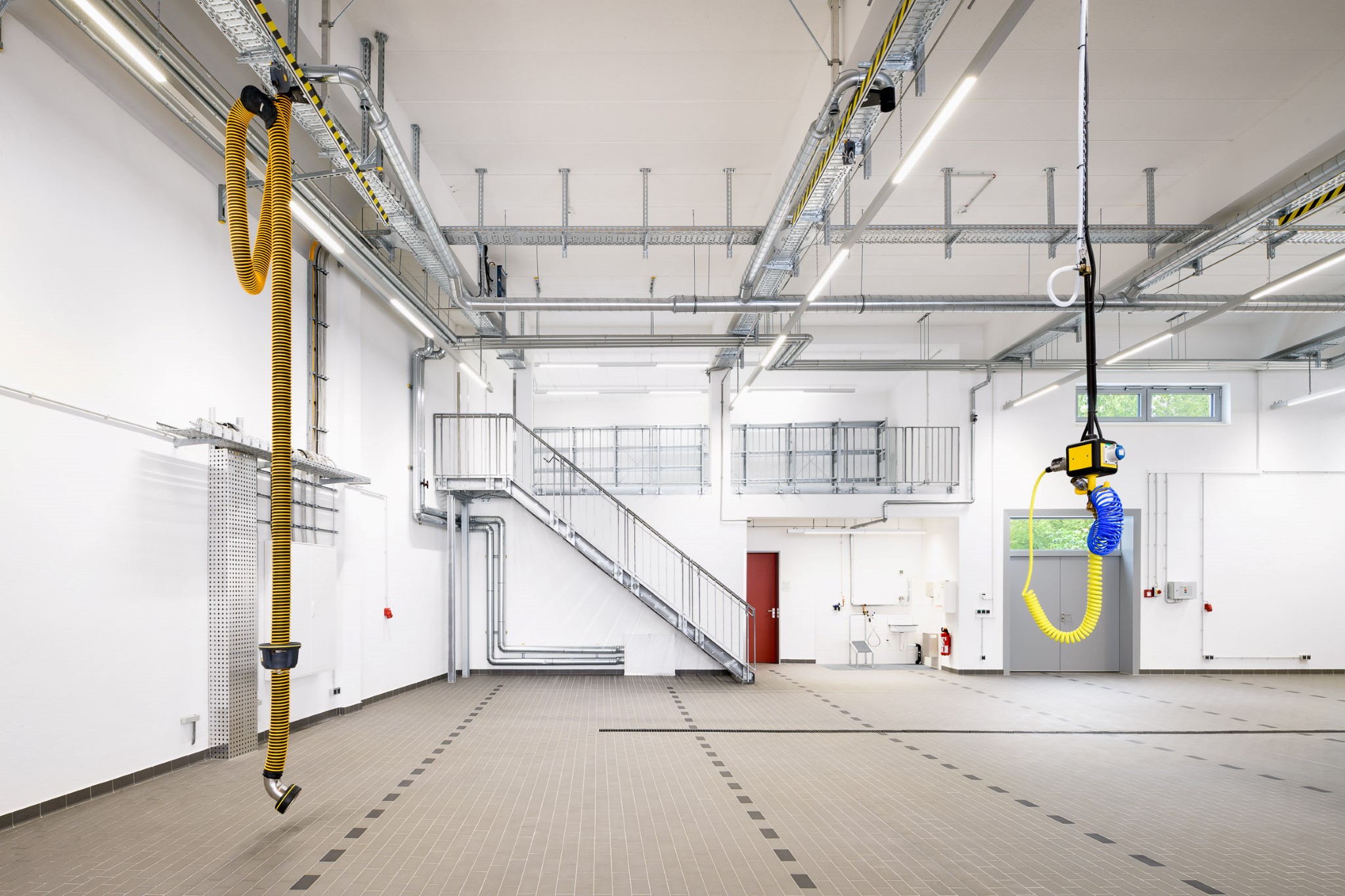 Neues Feuerwehrhaus der FF Griesheim | Fahrzeughalle | Foto © Moritz Bernoully Neues Feuerwehrhaus der FF Griesheim | Fahrzeughalle | Foto © Moritz Bernoully